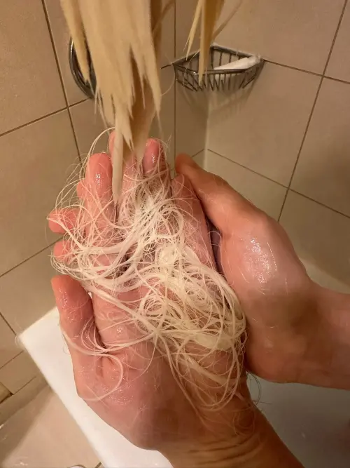 ▲DJ SODA在浴室洗澡時，發現頭髮大量掉落。（圖／DJ SODA臉書）