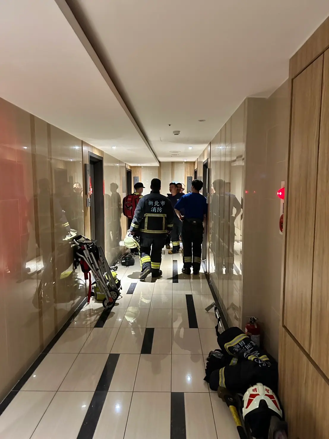 ▲32歲丈夫葉男持3把刀將妻兒反鎖屋內，所幸警方即時救援，無人傷亡。（圖／警方提供）