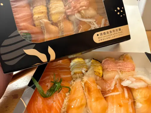 ▲《NOWnews》記者4月份也有買到一組全鮭六滿福,份量非常大還有附上2碗湯,一個人要吃完可真要大胃王來吃。(圖/記者張嘉哲攝) ▲《NOWnews》記者4月份也有買到一組全鮭六滿福,份量非常大還有附上2碗湯,一個人要吃完可真要大胃王來吃。(圖/記者張嘉哲攝)