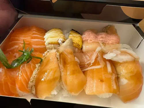 ▲老饕最近發現爭鮮在UberEats曾推出的12貫鮭魚壽司買一送一活動又偷偷回歸,讓上次4月沒吃到的民眾相當興奮。(圖/記者張嘉哲攝) ▲老饕最近發現爭鮮在UberEats曾推出的12貫鮭魚壽司買一送一活動又偷偷回歸,讓上次4月沒吃到的民眾相當興奮。(圖/記者張嘉哲攝)