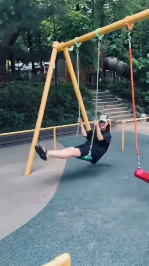 ▲孫藝真的小帳首發文，是盪鞦韆的快樂影片。（圖／yejinfoot_official IG）