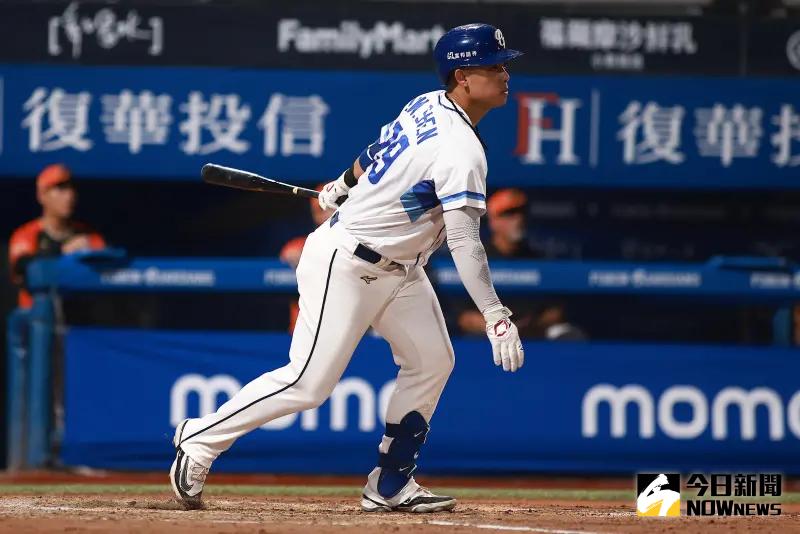 ▲富邦悍將申皓瑋單場敲出3支安打，幫助球隊以4：1力統一獅。（圖／記者葉政勳攝）