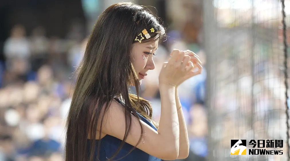 ▲富邦女神李珠珢今（17）日回歸新莊棒球場應援，豈料卻被球迷捕捉到在場邊掩面落淚的畫面，對此球團緊急發聲，一開始表示李珠珢只是「眼睫毛倒插」，後來才更正是身體不適。（圖／讀者提供）