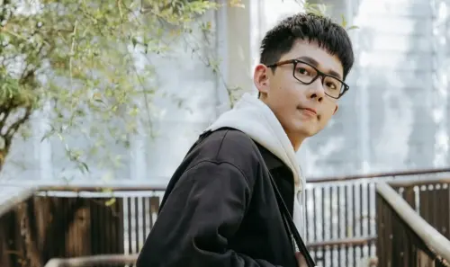 ▲YouTuber阿滴今（17）日在社群曬出喜訊，宣布自己苦學義大利文1年，如今終於高分通過B1語言檢定，而且口說部分還拿下滿分，讓許多粉絲看呆，直言：「有夠勵志。」（圖／IG rayduenglish）