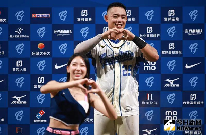 ▲富邦悍將外野手申皓瑋繳出猛打賞其中一隻還是全壘打，獲選單場最有價值球員。（圖／記者葉政勳攝 ,2025.06.17）