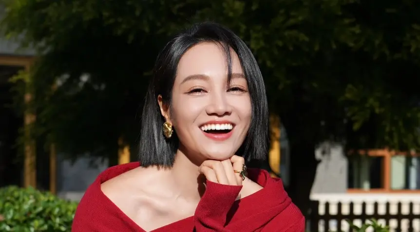 ▲43歲大陸女星朱丹（如圖）日前透露讓6歲女兒與3歲兒子同班就讀，為了方便姊姊照顧弟弟，卻因此掀起「重男輕女」質疑聲浪，認爲朱丹犧牲了姊姊的童年。（圖／朱丹 小紅書）