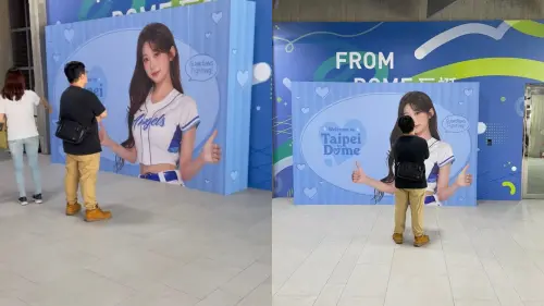 ▲黑衣男子擋在李珠珢看板前長達好幾個小時。（圖／Threads）