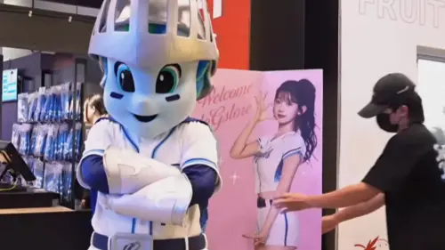 ▲富邦吉祥物在新莊棒球場還原經典畫面，讓許多網友笑翻，沒想到下1秒工作人員便將看板當場扛走。（圖／MOMO SPORTS YouTube）