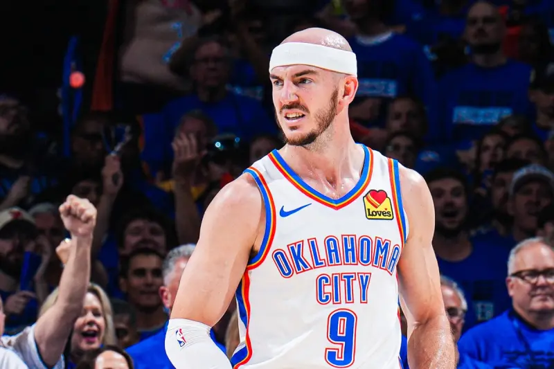 ▲奧克拉荷馬雷霆正在2025年NBA總冠軍賽中大放異彩，球隊的防守表現也引發名宿高度肯定。總冠軍教頭Doc Rivers與資深球評Bill Simmons近日在節目中盛讚雷霆的防守架構，甚至直言「他們在某些層面上與90年代的公牛王朝相提並論」。（圖／美聯社／達志影像）