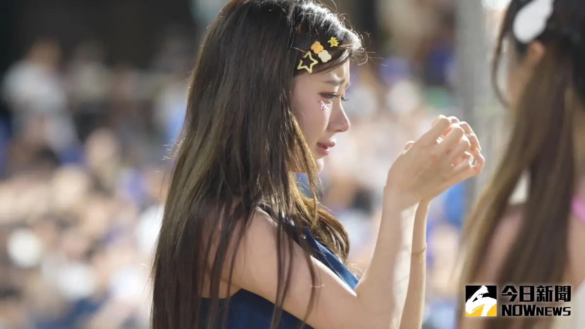 ▲李珠珢昨（17）日晚間在新莊棒球場應援，然而她卻在應援期間多次被拍到在球場上痛哭，讓不少球迷都十分錯愕且心疼，對此李珠珢在今日凌晨罕見用13字全中文發聲，除了感謝球迷支持外，也表示：「非常抱歉！」（圖／讀者提供）