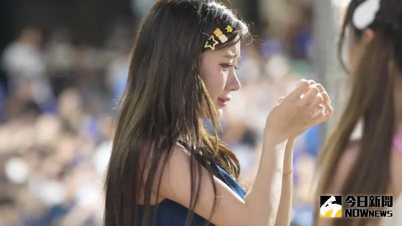 ▲李珠珢昨（17）日晚間在新莊棒球場應援，然而她卻在應援期間多次被拍到在球場上痛哭，讓不少球迷都十分錯愕且心疼，對此李珠珢在今日凌晨罕見用13字全中文發聲，除了感謝球迷支持外，也表示：「非常抱歉！」（圖／讀者提供）