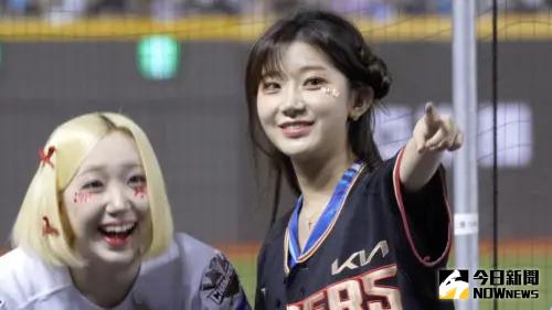 ▲李珠珢（右）昨（17）日晚間在新莊棒球場為富邦悍將應援時，無預警在場邊爆哭，讓外界瘋猜到底發生什麼事，對此有消息人士向《NOWnews今日新聞》透露背後原因：「上週穿了起亞虎的球衣，被特定人士煽動韓國球迷情緒，被炎上了。」（圖／讀者提供）