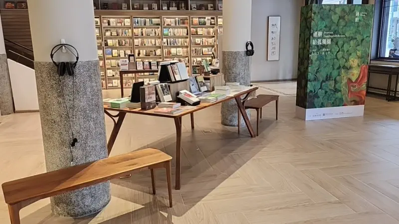 ▲蔣勳為新書畫展錄製《祇樹給孤獨園》典故，邀請讀者在許多書的陪伴下賞畫、聆聽一段。（圖／中央書局提供）