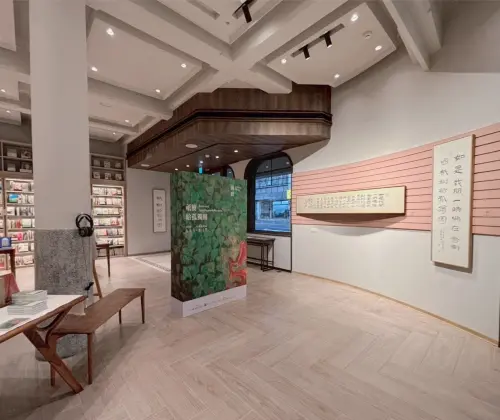 蔣勳《祇樹給孤獨園》書畫作 百年書香與千年智慧對話 ▲中央書局為迎接蔣勳最新《祇樹給孤獨園》書畫展,特別設置視聽專區,邀請讀者靜心凝。(圖/中央書局提供)