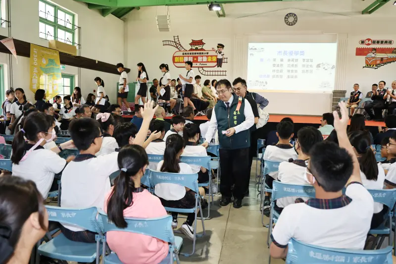 ▲台南市長黃偉哲參加國中小畢典大方撒禮物，網友表示好像在餵魚。（圖／臺南市政府提供）