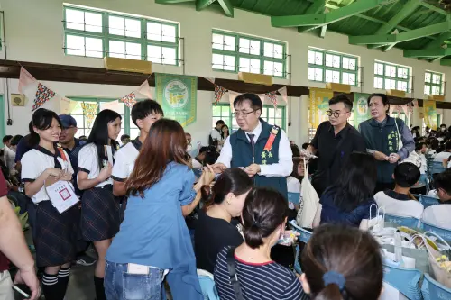 ▲黃偉哲親民作風,從每年畢業季前的頒獎典禮,拍照總是有求必應,到畢業典禮現場,和小朋友互動,都讓學生留下難忘的回憶。(圖/翻攝畫面) ▲黃偉哲親民作風,從每年畢業季前的頒獎典禮,拍照總是有求必應,到畢業典禮現場,和小朋友互動,都讓學生留下難忘的回憶。(圖/翻攝畫面)