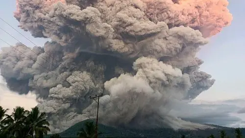 ▲勒沃托比拉基拉基火山噴發出大量火山灰到高空。（圖／翻攝自X）