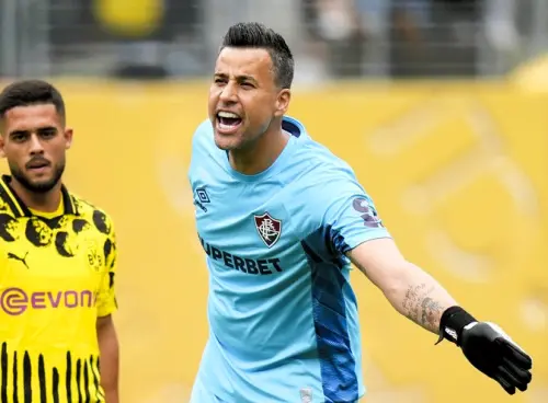 弗魯米嫩塞門將Fabio在2025年6月17日於美國新澤西州東盧瑟福舉行的世俱盃F組賽事中,對戰多特蒙德期間做出反應,展現場上情緒張力。(圖/美聯社/達志影像) ▲弗魯米嫩塞門將Fabio在2025年6月17日於美國新澤西州東盧瑟福舉行的世俱盃F組賽事中,對戰多特蒙德期間做出反應,展現場上情緒張力。(圖/美聯社/達志影像)