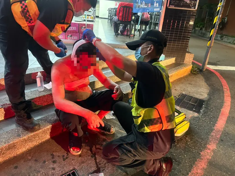 ▲救護人員先為背上被插刀的蘇男簡單包紮，之後送醫將刀取出。（圖／翻攝畫面，2025.06.18）