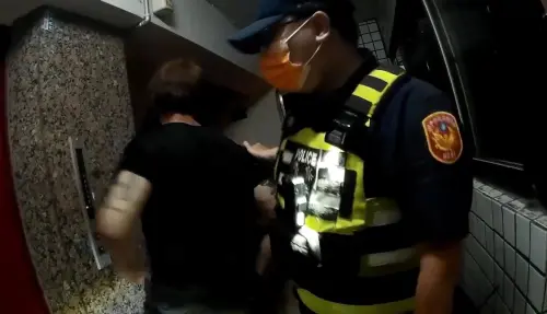 ▲警方在施暴的陳男家中找到人，但身上有酒味的他語無倫次。（圖／翻攝畫面，2025.06.18）