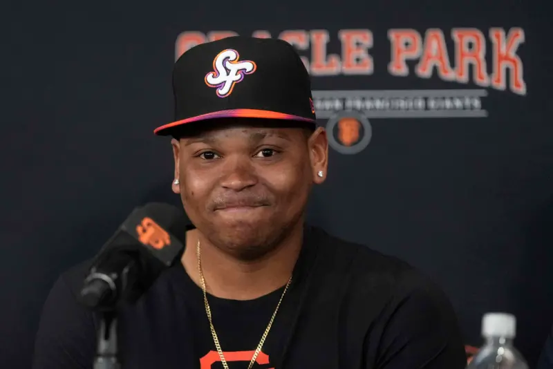 ▲Devers今（18）日出席舊金山巨人加盟記者會，針對敏感的守位問題，Devers說自己哪裡都可以防守，向新東家展現誠意，而巨人本戰面對守護者，Devers也以第三棒指定打擊出發。（圖／美聯社／達志影像）