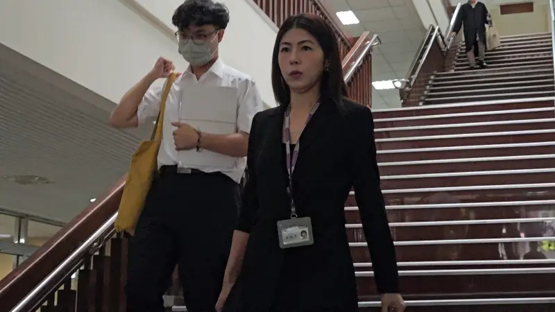 ▲律師李怡貞到台北地院出庭。(圖/記者劉松霖攝)
