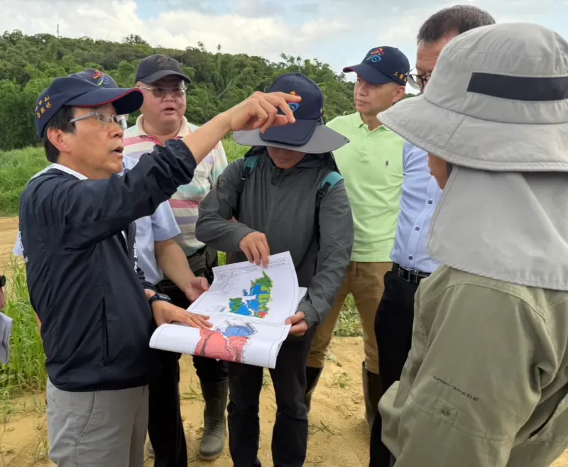 ▲高雄市副市長林欽榮率專案小組17日會同水土保持技師至大樹區和山光電發電設施現場勘查，要求光電業者即刻恢復植生強化防洪。（圖／高市府提供）