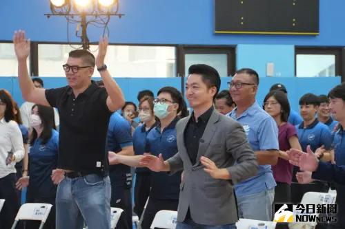 連勝文酸沈伯洋「旁邊有人抽大麻」　醫開嗆：熟悉的連公子回來啦