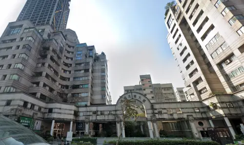 ▲鴻禧花園大廈位於四季酒店旁邊。（圖／翻攝自Google Maps）