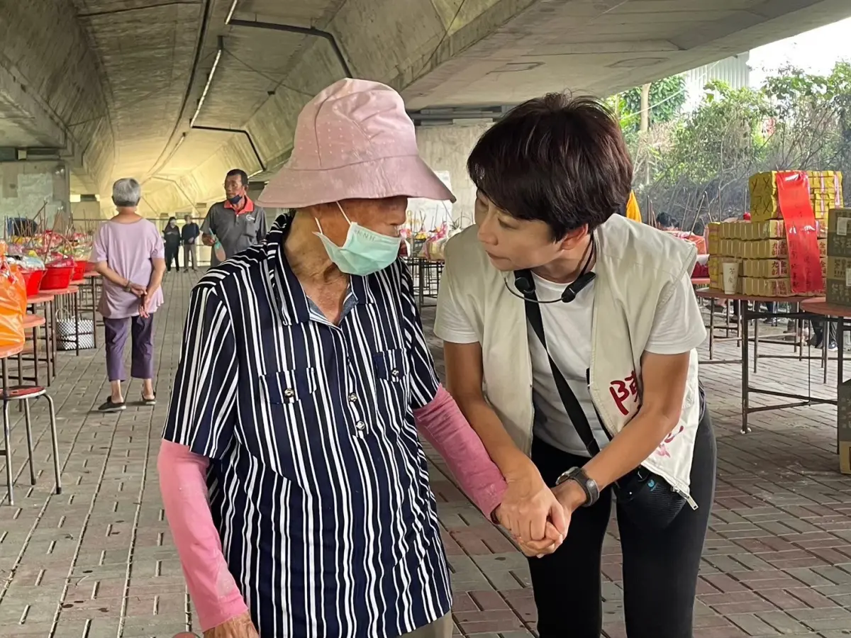 ▲台南無敬老計程車點數補貼　陳亭妃與七位議員共同爭取（圖／陳亭妃提供）