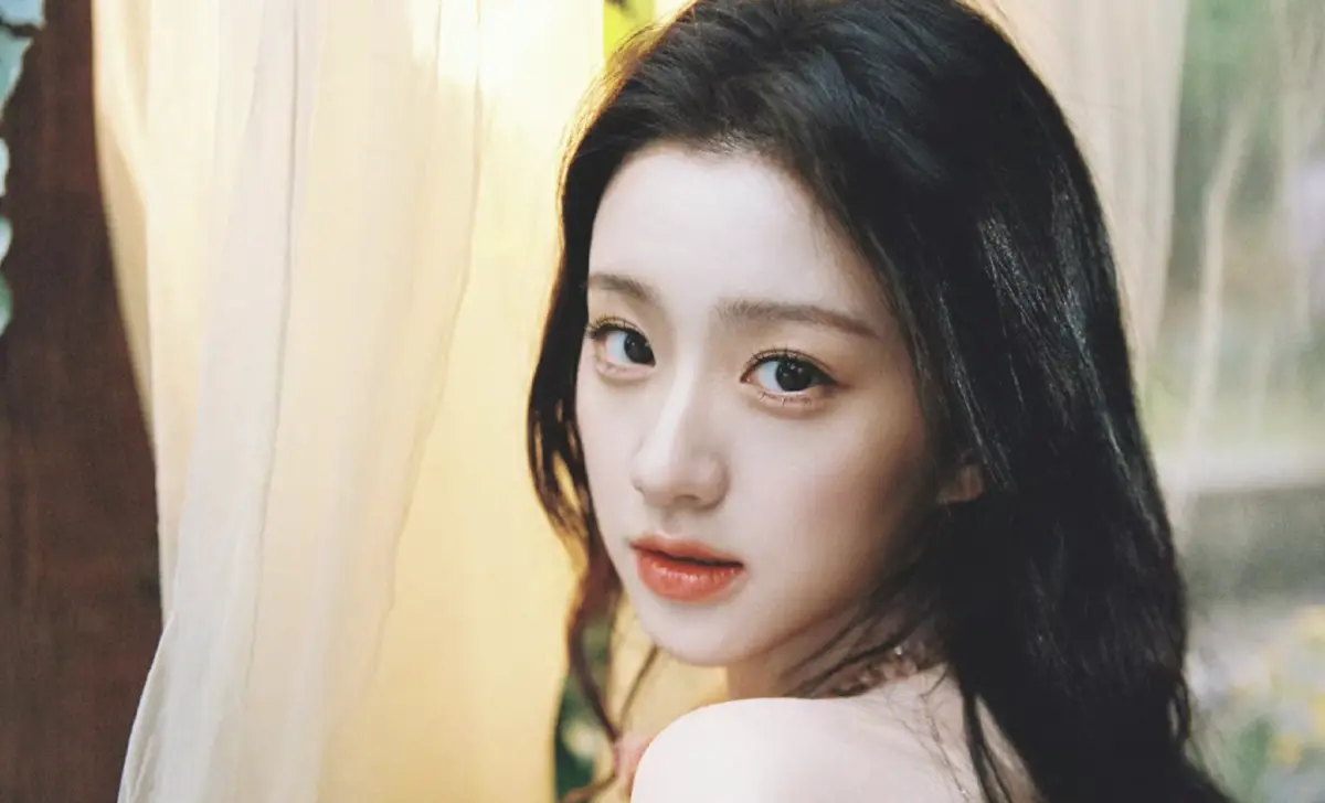 ▲23歲的包上恩（如圖）在《韶華若錦》中飾演定北王妃，和宋威龍先婚後愛，被封為新一代古裝劇女神，比趙露思還甜。（圖／翻攝自微博）