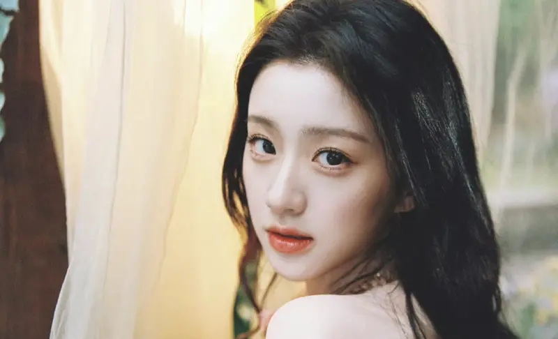 ▲23歲的包上恩（如圖）在《韶華若錦》中飾演定北王妃，和宋威龍先婚後愛，被封為新一代古裝劇女神，比趙露思還甜。（圖／翻攝自微博）