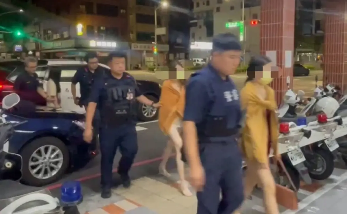 ▲尋芳客熟知的「電信大樓」內某美容會館疑有違法色情性交易情事；經轄區查緝小組蒐證後場查獲色情交易，警方將現場9人全數帶回調查。（圖／記者郭凱杰翻攝）