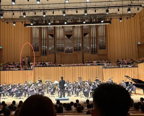 ▲狂美交響管樂團在6月14日首度前往屏東演藝廳表演宮崎駿動畫配樂，不料先是遇到有長輩堅持不入座，讓指揮謝韋民退場抗議，之後入座還不斷碎嘴，為不影響他人，謝韋民氣到發抖繼續演出。（圖／翻攝謝韋民臉書）