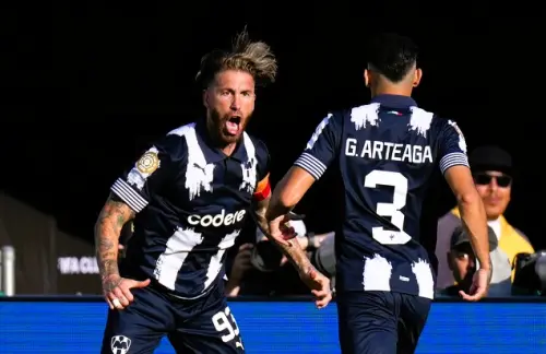 蒙特雷後衛Sergio Ramos(左)在2025年6月17日於美國加州帕薩迪納舉行的世俱盃E組賽事中,對陣國際米蘭時攻進首顆進球,隨即與隊友Gerardo Arteaga一同慶祝,展現經驗老將的關鍵價值。(圖/美聯社/達志影像) ▲蒙特雷後衛Sergio Ramos(左)在2025年6月17日於美國加州帕薩迪納舉行的世俱盃E組賽事中,對陣國際米蘭時攻進首顆進球,隨即與隊友Gerardo Arteaga一同慶祝,展現經驗老將的關鍵價值。(圖/美聯社/達志影像)