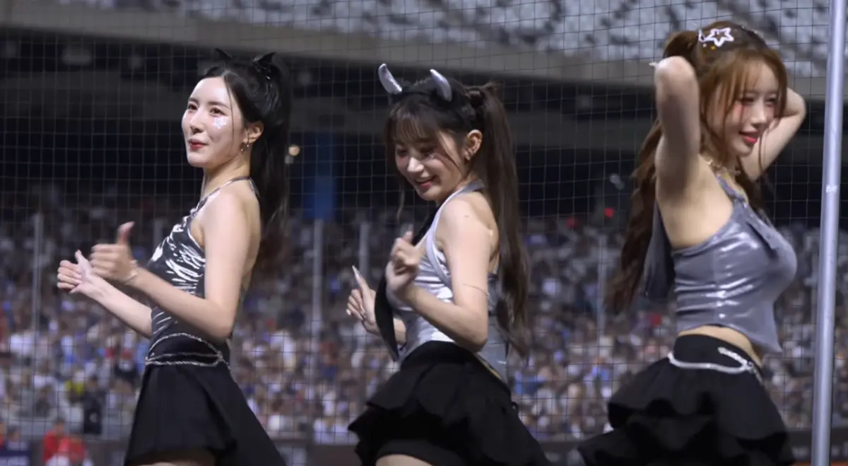 ▲富邦「三本柱」李雅英（右起）、李珠珢、南珉貞日前在球場上重現經典三振舞，李雅英心機扭屁股轉圈，不合群動作讓李珠珢、南珉貞露出傻眼嫌棄的表情，逗樂粉絲。（圖／台式應援團提供）