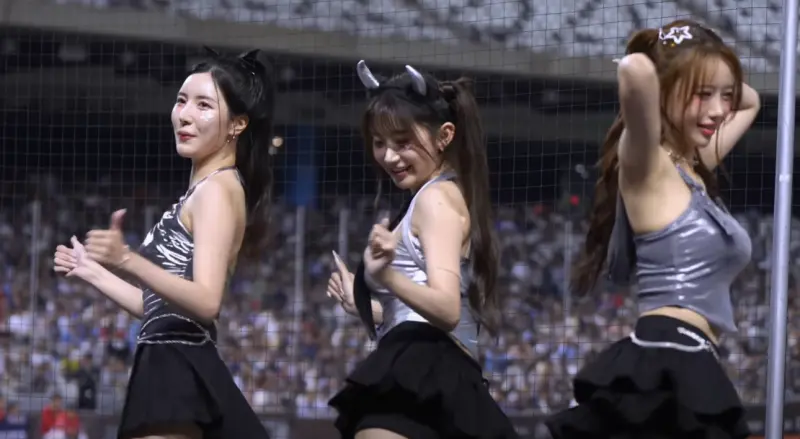 ▲富邦「三本柱」李雅英（右起）、李珠珢、南珉貞日前在球場上重現經典三振舞，李雅英心機扭屁股轉圈，不合群動作讓李珠珢、南珉貞露出傻眼嫌棄的表情，逗樂粉絲。（圖／台式應援團提供）