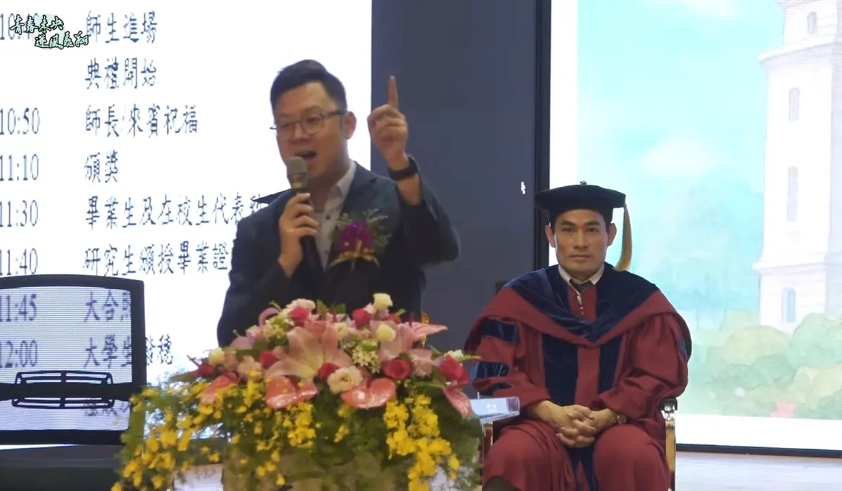 ▲中市府數位發展局長林谷隆在亞洲大學畢業典禮唱了20秒的《大展鴻圖》，在網路引起熱議。（圖／翻攝亞洲大學YT，2025.06.18）