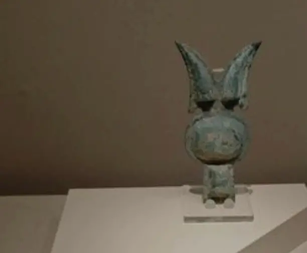 ▲最近有網友去參觀洛陽博物館時，在館內發現一件春秋時期的青銅器，外型竟然酷似Labubu，掀起廣大討論。（圖/翻攝微博）