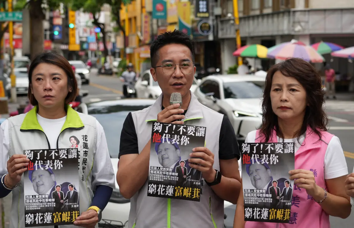 ▲公民團體今正式發布首波「罷免傅崐萁」戰報文宣，並由花蓮縣議會民進黨團總召張美慧、議員胡仁順等人親自向民眾發放戰報。（圖／民進黨提供）