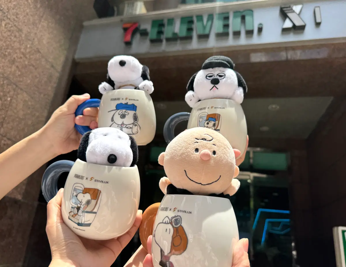 ▲7-11「星宇航空X史努比」聯名周邊，星宇史努比陶瓷馬克杯169元，加限量背包小玩偶加價購499元。（圖／記者鍾怡婷攝）