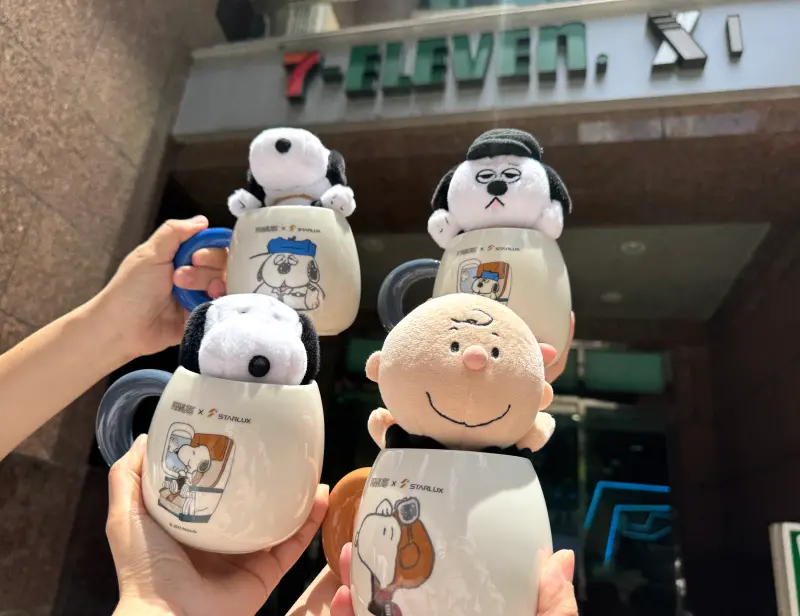 ▲7-11「星宇航空X史努比」聯名周邊，星宇史努比陶瓷馬克杯169元，加限量背包小玩偶加價購499元。（圖／記者鍾怡婷攝）