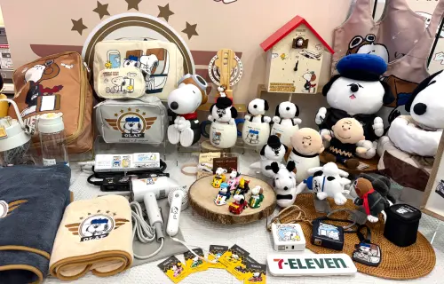 7-11「星宇航空X史努比」聯名精品周邊。(圖/記者鍾怡婷攝) ▲7-11「星宇航空X史努比」聯名精品周邊。(圖/記者鍾怡婷攝)