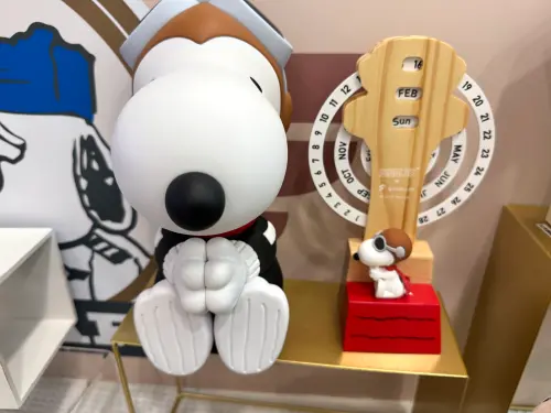 立體造型存錢筒999元、公仔造型萬年曆799元。(圖/記者鍾怡婷攝) ▲立體造型存錢筒999元、公仔造型萬年曆799元。(圖/記者鍾怡婷攝)