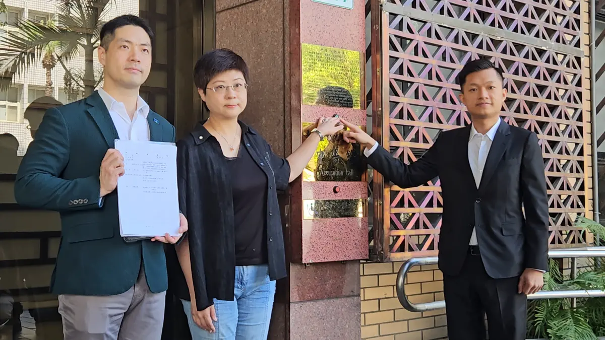 ▲國民黨立委鄭正鈐遭爆多件不法，新竹市雙罷免總部發言人林志潔（中）、領銜人戴振博（右）在律師陳又新（左）陪同下前往北檢告發。（圖／記者劉松霖攝）