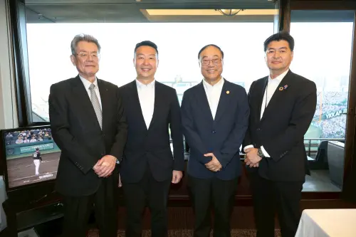 ▲阪神電鐵秦雅夫會長(左1)、交通部陳世凱部長(左2)、交通部觀光署周永暉署長(右2)、阪神電鐵久須勇介社長(右1)就台日雙方運動觀光進行深入交流。（圖／交通部）