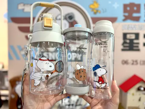 康寧吸管杯加價購549元;BLACK HAMMER SNOOPY輕巧手提運動瓶高爾夫款329元;大容量手提吸管水壺網球款449元。(圖/記者鍾怡婷攝) ▲康寧吸管杯加價購549元;BLACK HAMMER SNOOPY輕巧手提運動瓶高爾夫款329元;大容量手提吸管水壺網球款449元。(圖/記者鍾怡婷攝)