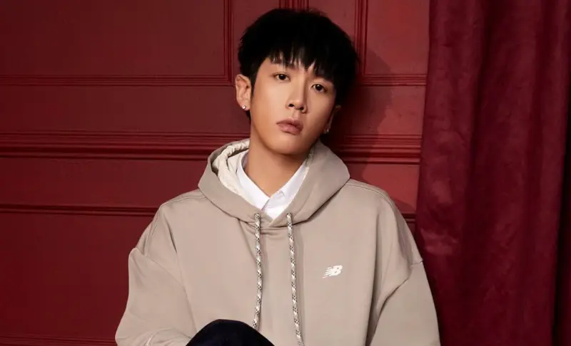 ▲柯震東（如圖）今日迎來34歲生日，他突發文喊「今年依然不快樂」，還分享與王大陸的童年合照。王大陸因閃兵被抓包，目前在服役中。（圖／柯震東臉書）