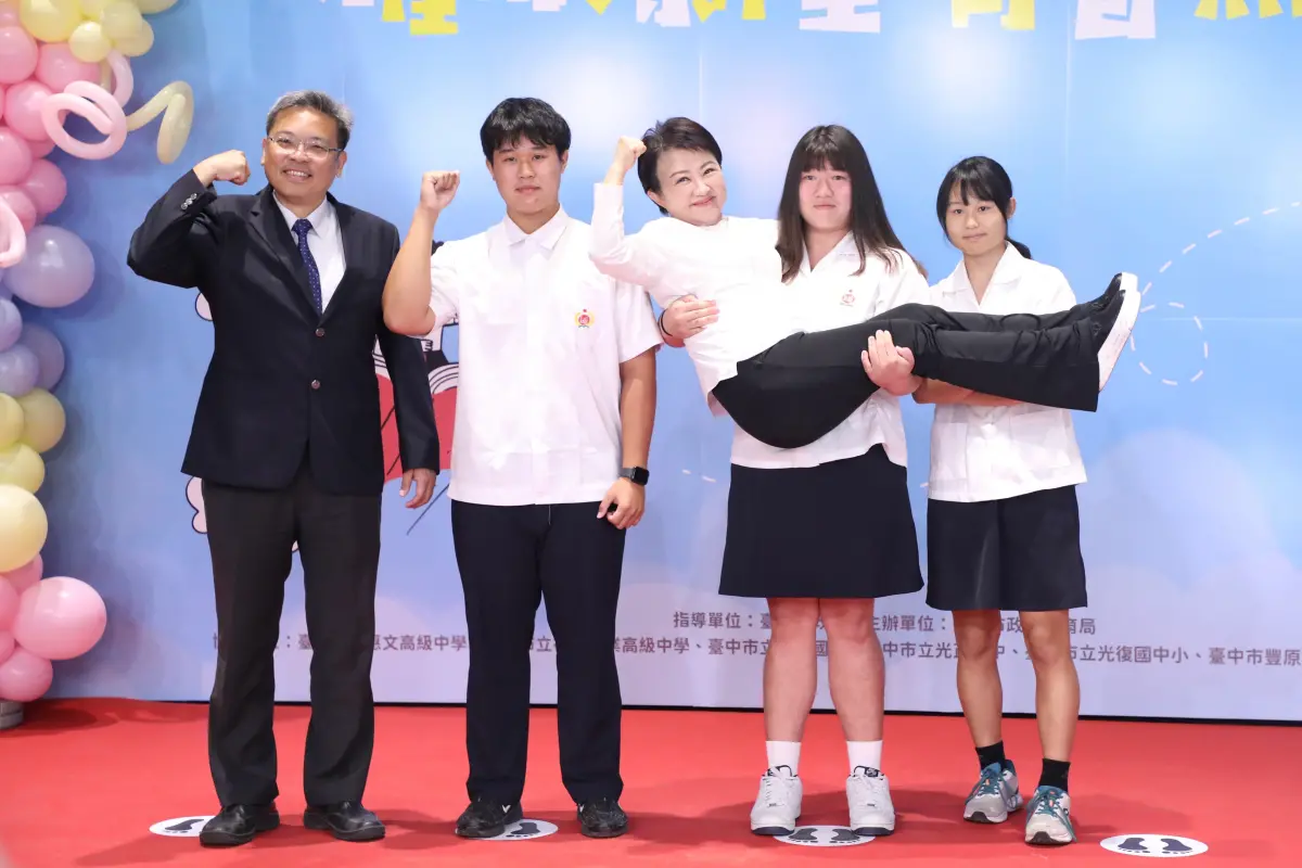 ▲獲市長獎的后綜高中體育班田徑隊學生張詠閑，滿足地和盧秀燕拍「公主抱」合照。（圖／台中市政府提供，2025.06.18）