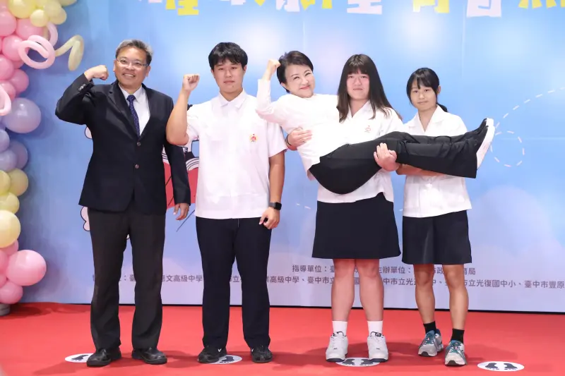 蔣萬安看過來！滿足高中女生心願　盧秀燕放膽玩超俏皮公主抱